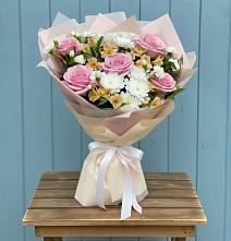 Букет цветов из:  Гвоздики, Орхидеи и Розы в Староджерелиевской