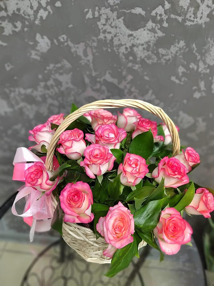 Цветочная композиция из Розы в корзине в Староджерелиевской
