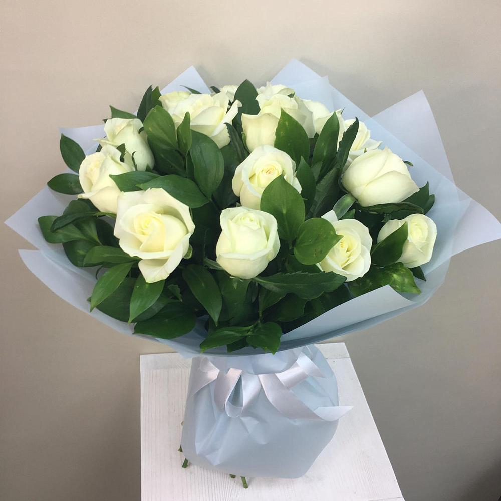 Букет 15 Белых роз Проуд в Староджерелиевской