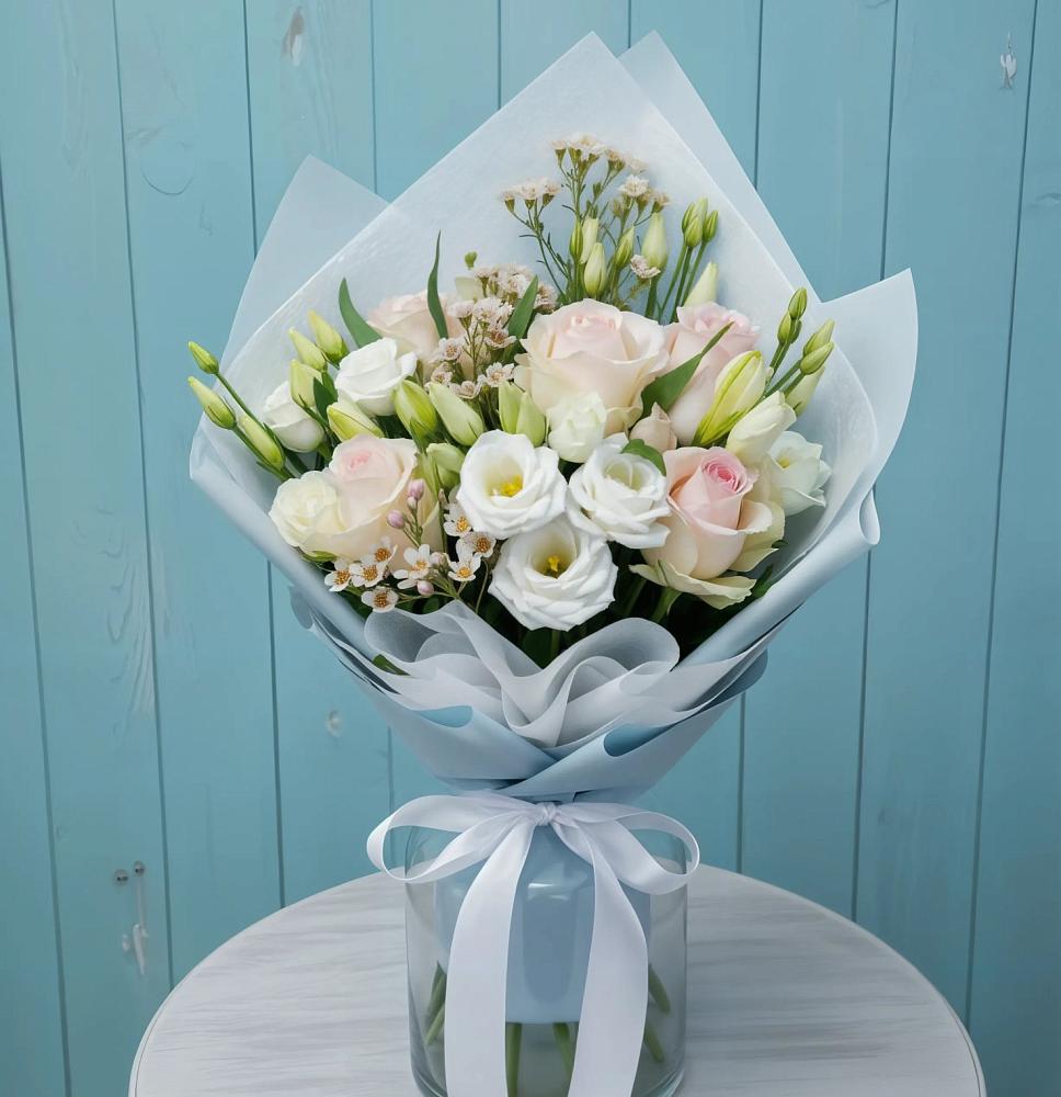 Букет цветов из: Розы и Лизиантусы в Староджерелиевской