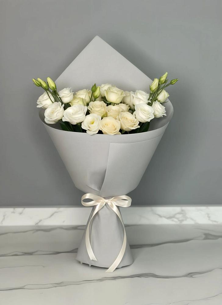 Букет цветов из: Розы и Лизиантусы в Староджерелиевской