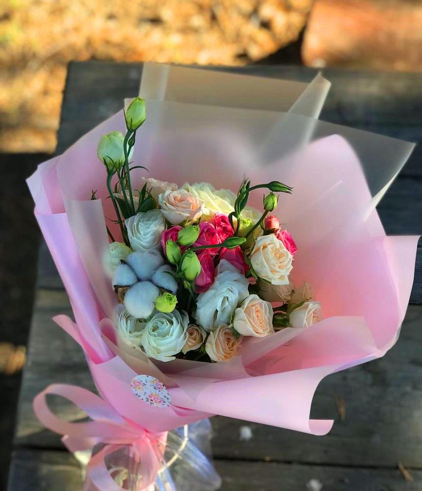 Букет цветов из: Розы и Лизиантусы в Староджерелиевской