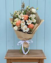 Букет цветов из:  Альстромерии, Лизиантусы, Розы и Хризантемы в Староджерелиевской