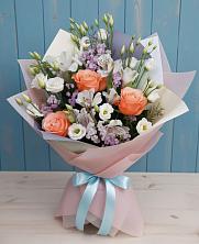 Букет цветов из:  Лизиантусы, Розы, Альстромерии и Гипсофила в Староджерелиевской