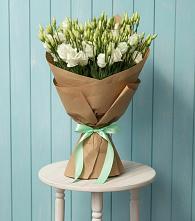 Букет цветов из:  Лизиантусы в Староджерелиевской