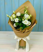 Букет цветов из:  Хризантемы и Лизиантусы в Староджерелиевской