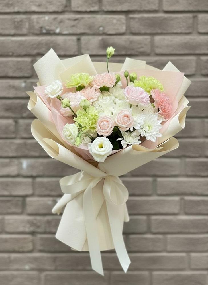 Букет цветов из: Гвоздики, Розы, Лизиантусы и Хризантемы в Староджерелиевской