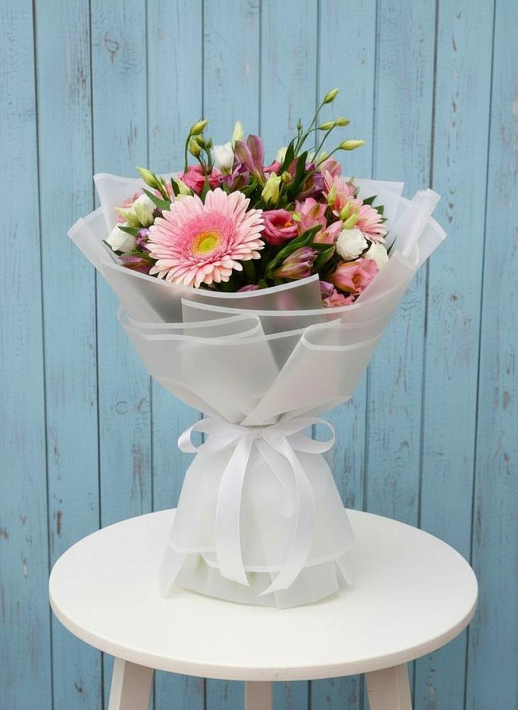 Букет цветов из: Герберы, Альстромерии и Лизиантусы в Староджерелиевской