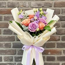 Букет цветов из:  Лизиантусы и Розы в Староджерелиевской