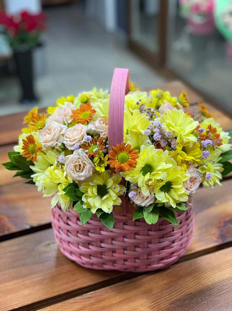 Цветочная композиция из Хризантемы и Розы в корзине в Староджерелиевской