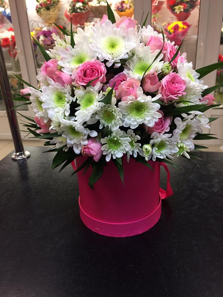 Цветочная композиция из Розы и Хризантемы в шляпной коробке в Староджерелиевской