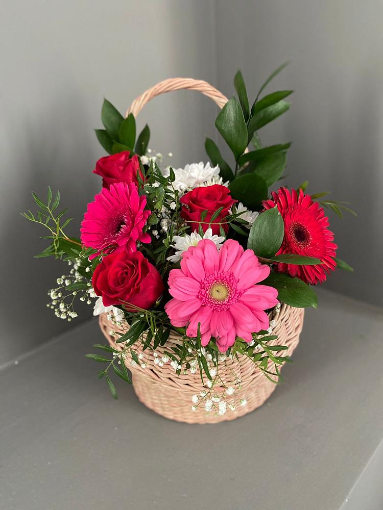 Цветочная композиция из Розы, Хризантемы и Герберы в корзине в Староджерелиевской