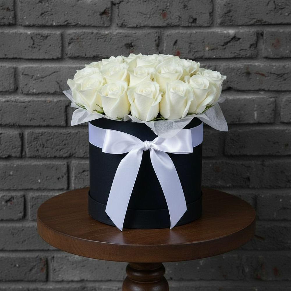 Цветочная композиция из Розы в шляпной коробке в Староджерелиевской