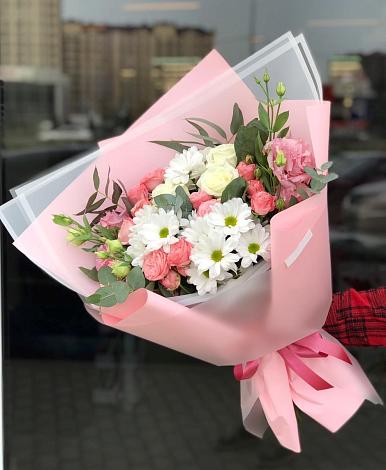 Букет цветов из: Розы, Лизиантусы и Хризантемы в Староджерелиевской