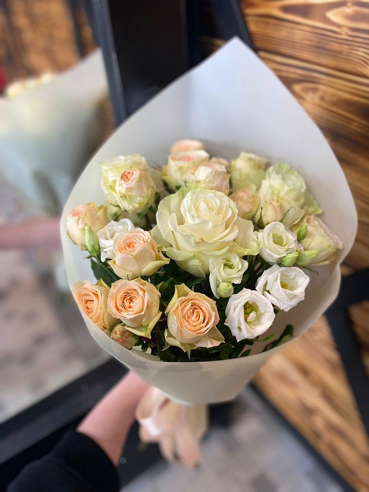 Букет цветов из: Розы и Лизиантусы в Староджерелиевской